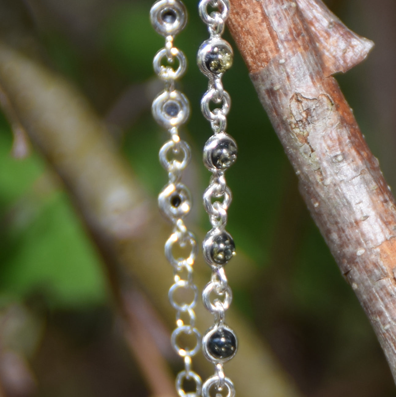 Delicato bracciale regolabile a catena creato con Ambra naturale color verde e Argento 925, MJ Baltica, BB029