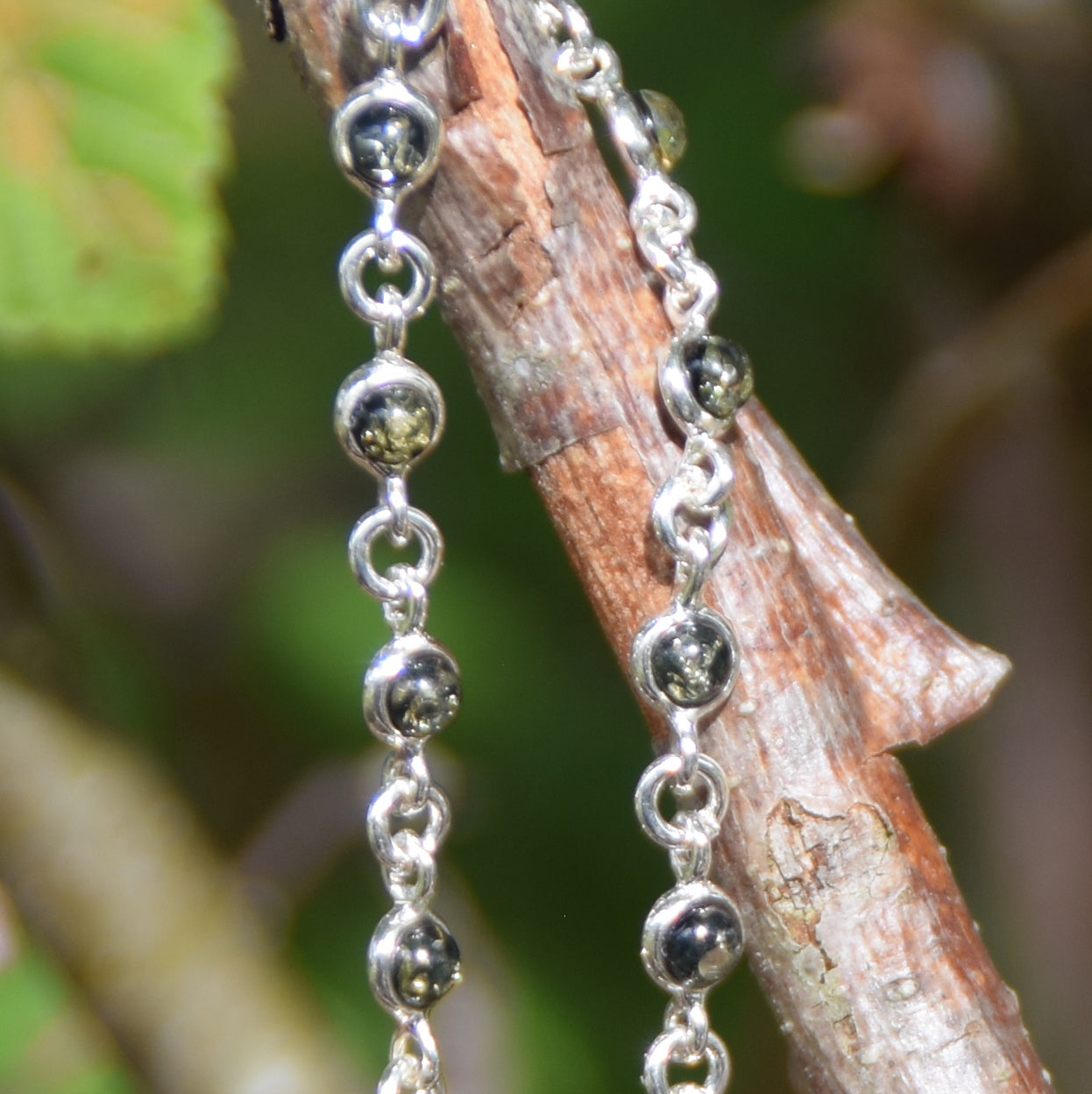 Delicato bracciale regolabile a catena creato con Ambra naturale color verde e Argento 925, MJ Baltica, BB029