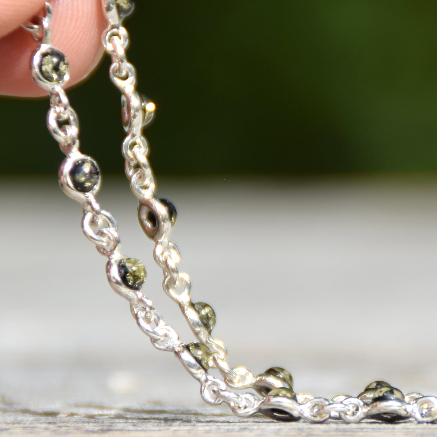 Delicato bracciale regolabile a catena creato con Ambra naturale color verde e Argento 925, MJ Baltica, BB029
