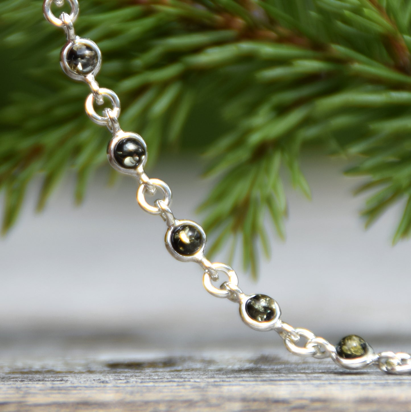 Delicato bracciale regolabile a catena creato con Ambra naturale color verde e Argento 925, MJ Baltica, BB029