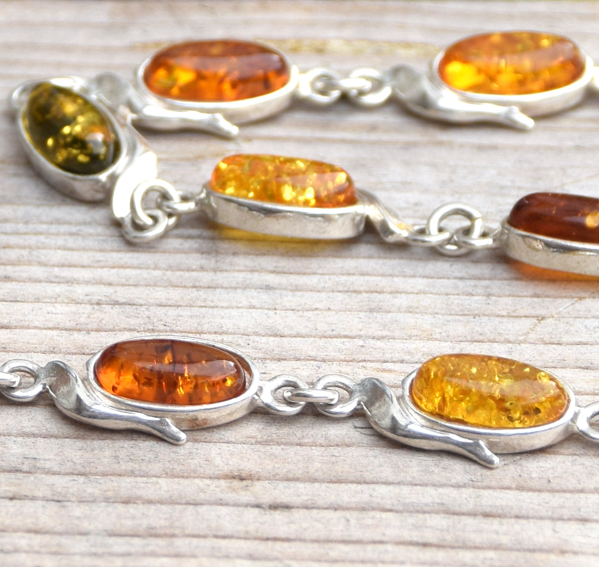 Delicato bracciale regolabile a catena creato con Ambra naturale di varie tonalità e Argento 925, MJ Baltica, BB032