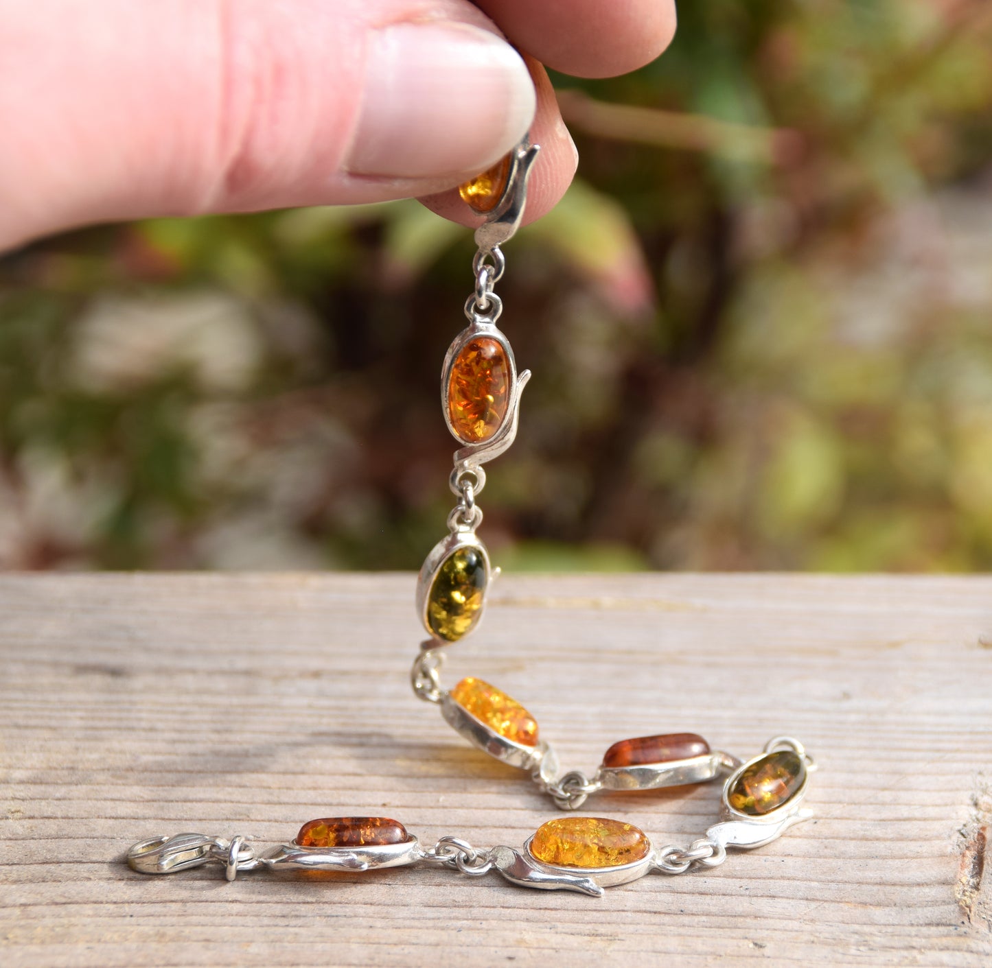 Delicato bracciale regolabile a catena creato con Ambra naturale di varie tonalità e Argento 925, MJ Baltica, BB032