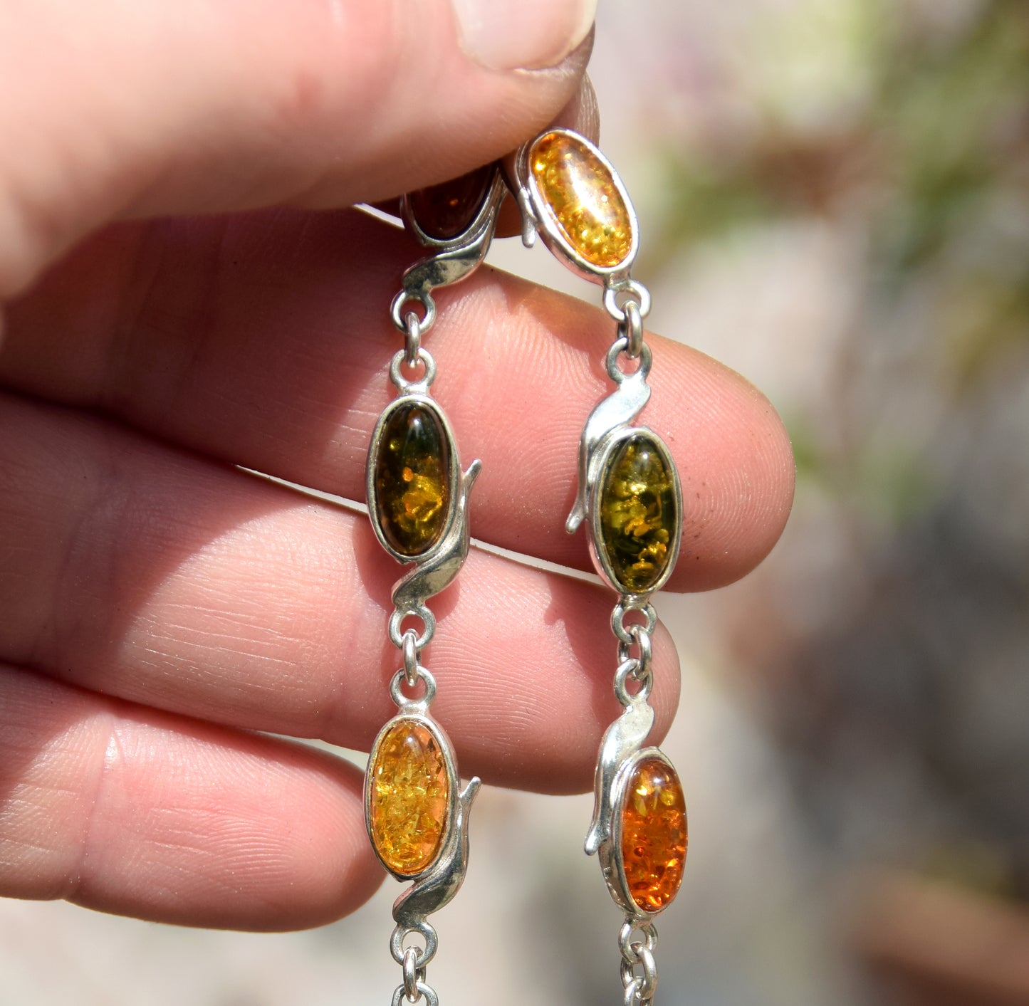 Delicato bracciale regolabile a catena creato con Ambra naturale di varie tonalità e Argento 925, MJ Baltica, BB032