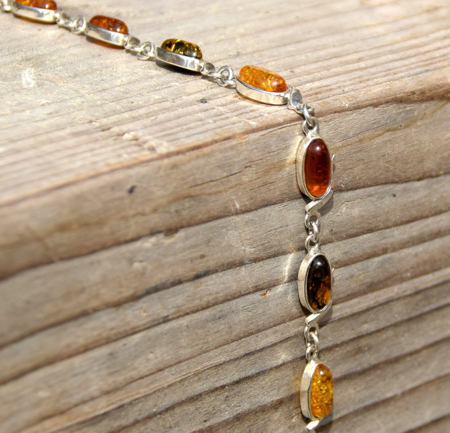 Delicato bracciale regolabile a catena creato con Ambra naturale di varie tonalità e Argento 925, MJ Baltica, BB032