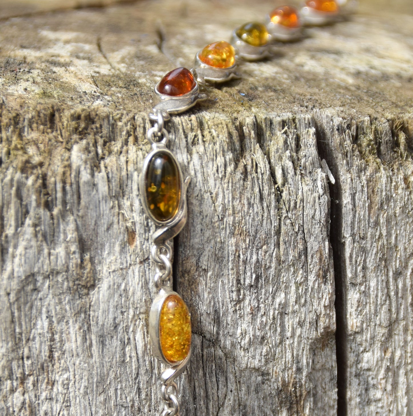 Delicato bracciale regolabile a catena creato con Ambra naturale di varie tonalità e Argento 925, MJ Baltica, BB032