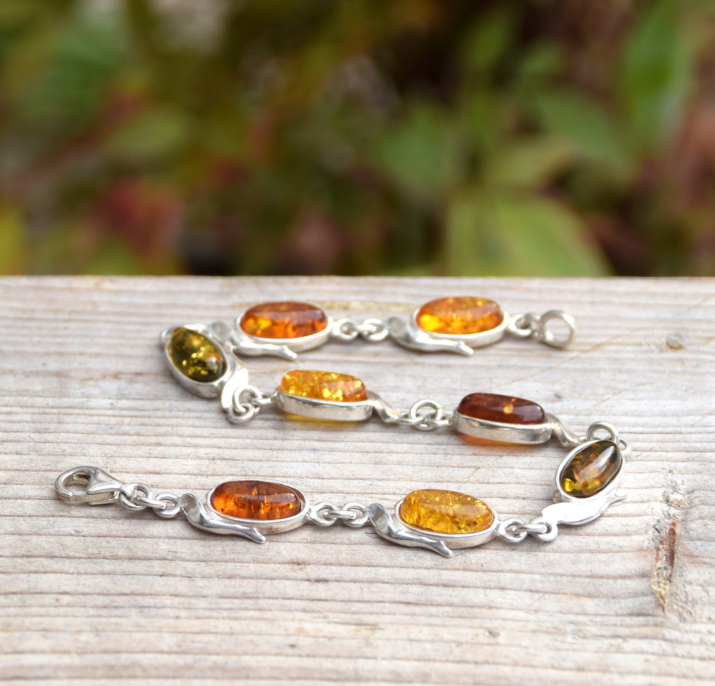 Delicato bracciale regolabile a catena creato con Ambra naturale di varie tonalità e Argento 925, MJ Baltica, BB032