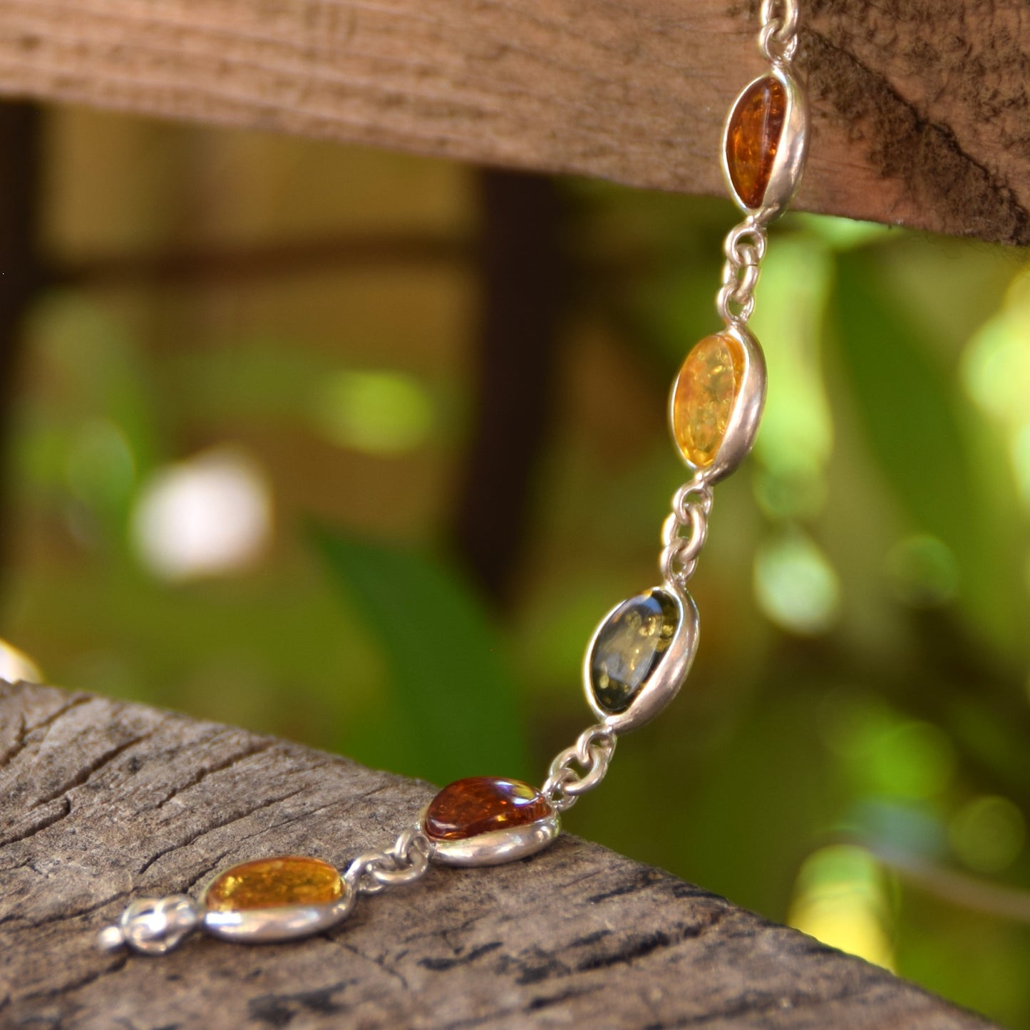 Luminoso bracciale di stile essenziale in Ambra naturale di varie tonalità e Argento 925, MJ Baltica, BB041