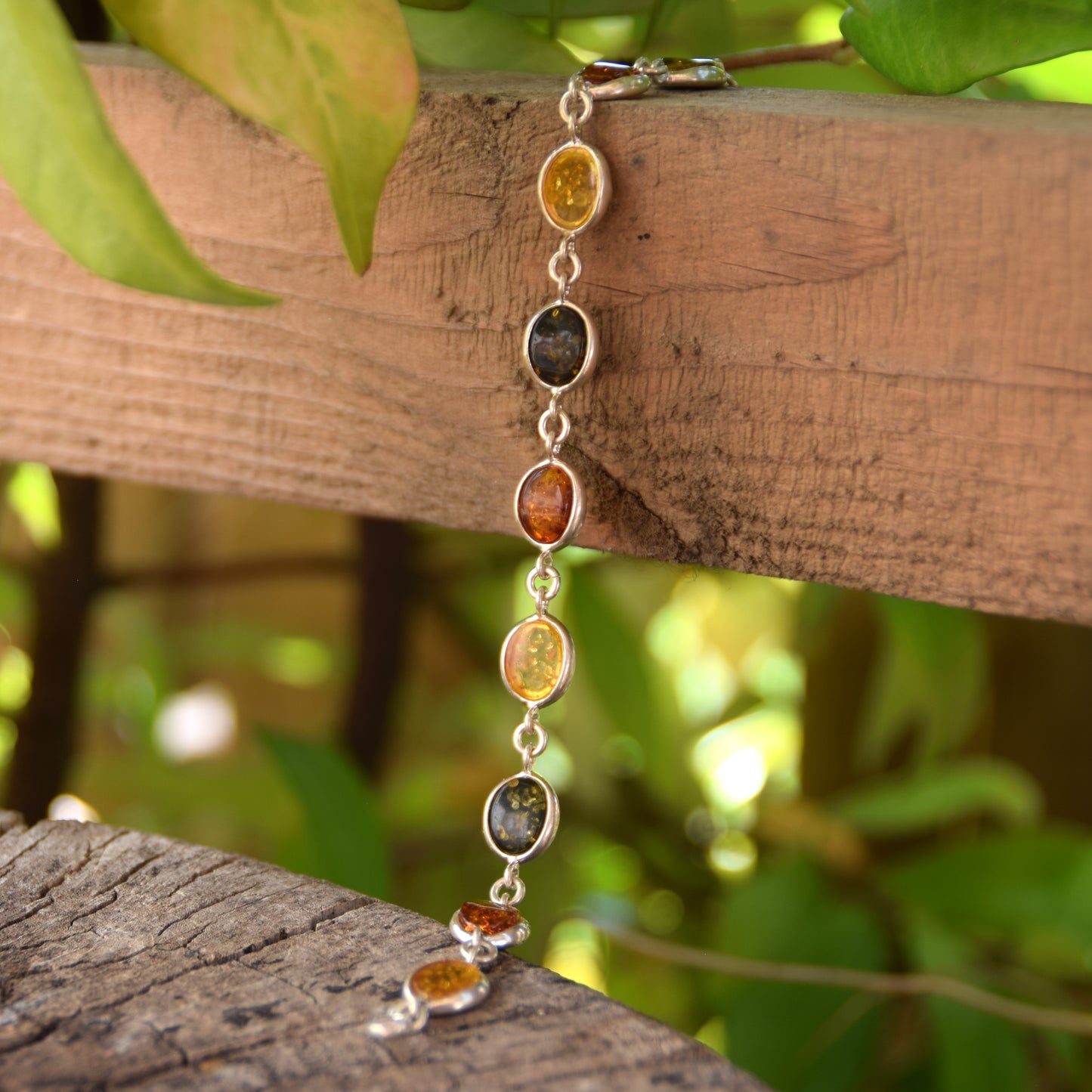 Luminoso bracciale di stile essenziale in Ambra naturale di varie tonalità e Argento 925, MJ Baltica, BB041