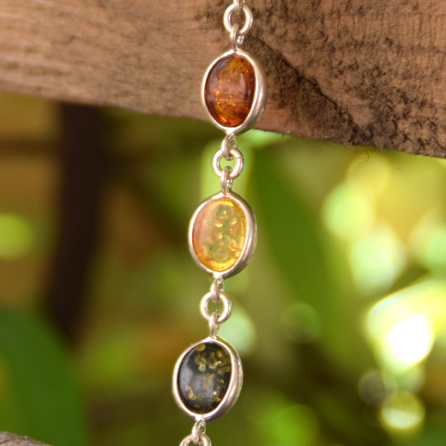 Luminoso bracciale di stile essenziale in Ambra naturale di varie tonalità e Argento 925, MJ Baltica, BB041