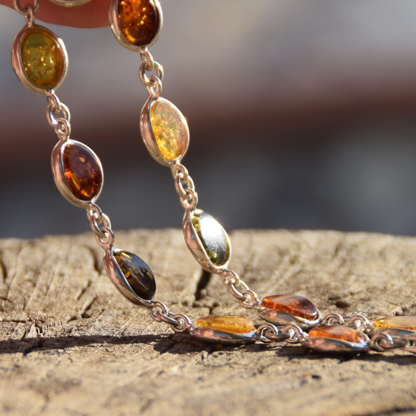 Luminoso bracciale di stile essenziale in Ambra naturale di varie tonalità e Argento 925, MJ Baltica, BB041