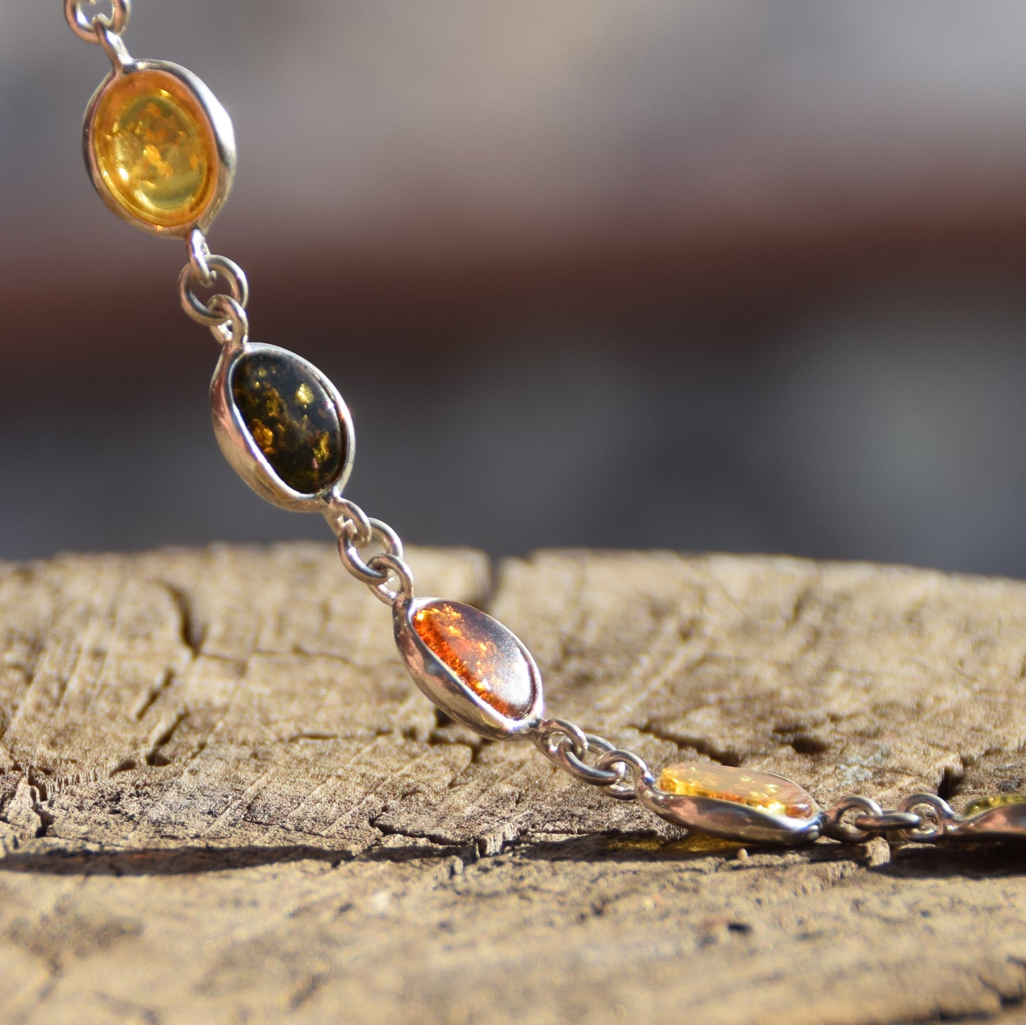 Luminoso bracciale di stile essenziale in Ambra naturale di varie tonalità e Argento 925, MJ Baltica, BB041