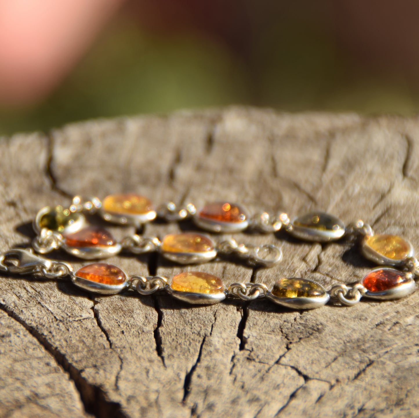Luminoso bracciale di stile essenziale in Ambra naturale di varie tonalità e Argento 925, MJ Baltica, BB041