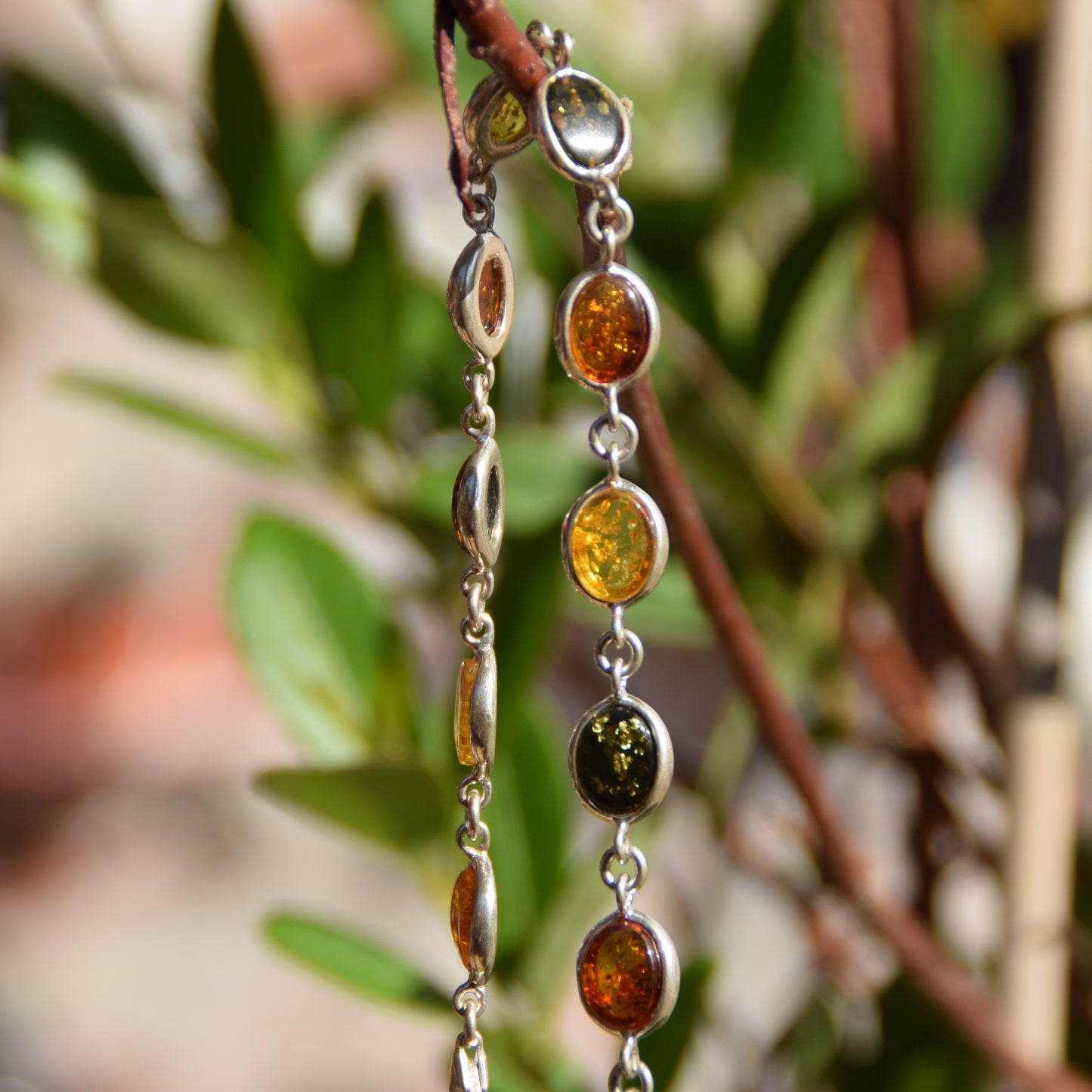 Luminoso bracciale di stile essenziale in Ambra naturale di varie tonalità e Argento 925, MJ Baltica, BB041