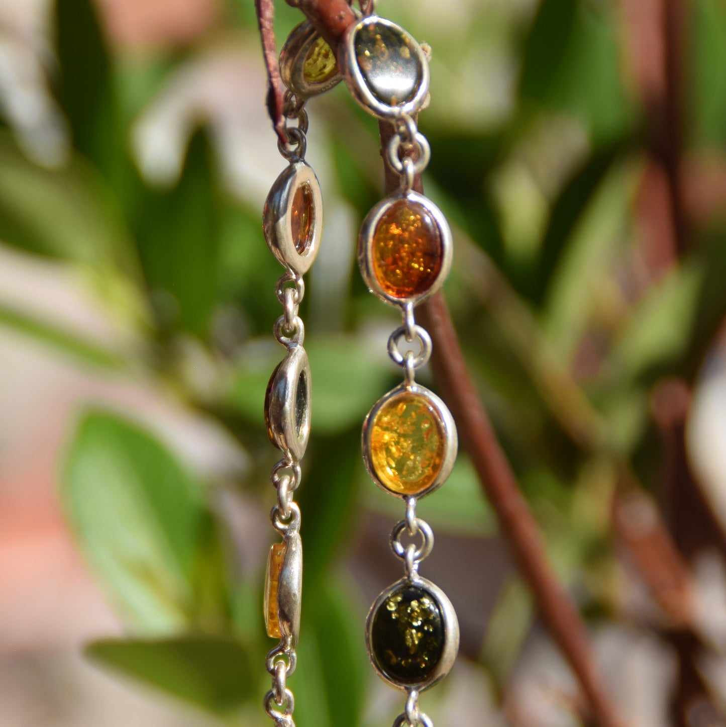 Luminoso bracciale di stile essenziale in Ambra naturale di varie tonalità e Argento 925, MJ Baltica, BB041