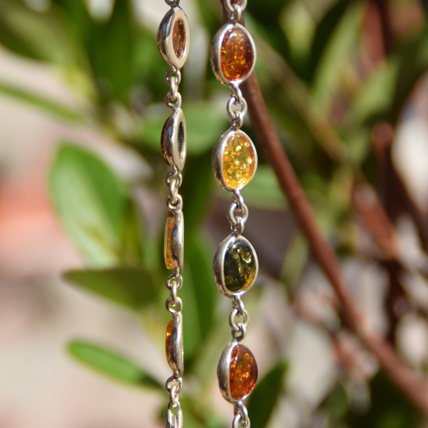 Luminoso bracciale di stile essenziale in Ambra naturale di varie tonalità e Argento 925, MJ Baltica, BB041