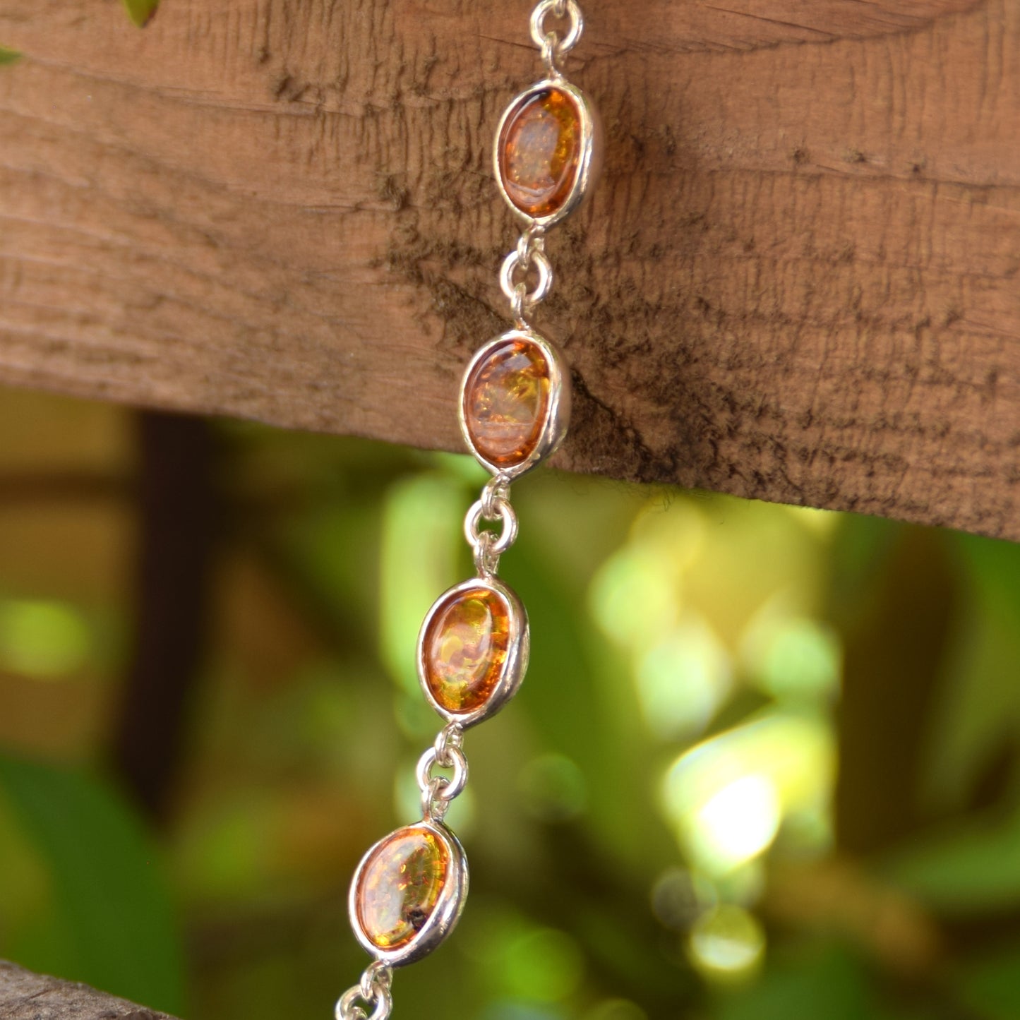 Luminoso bracciale stile essenziale in Ambra naturale color cognac e Argento 925, MJ Baltica, BB042