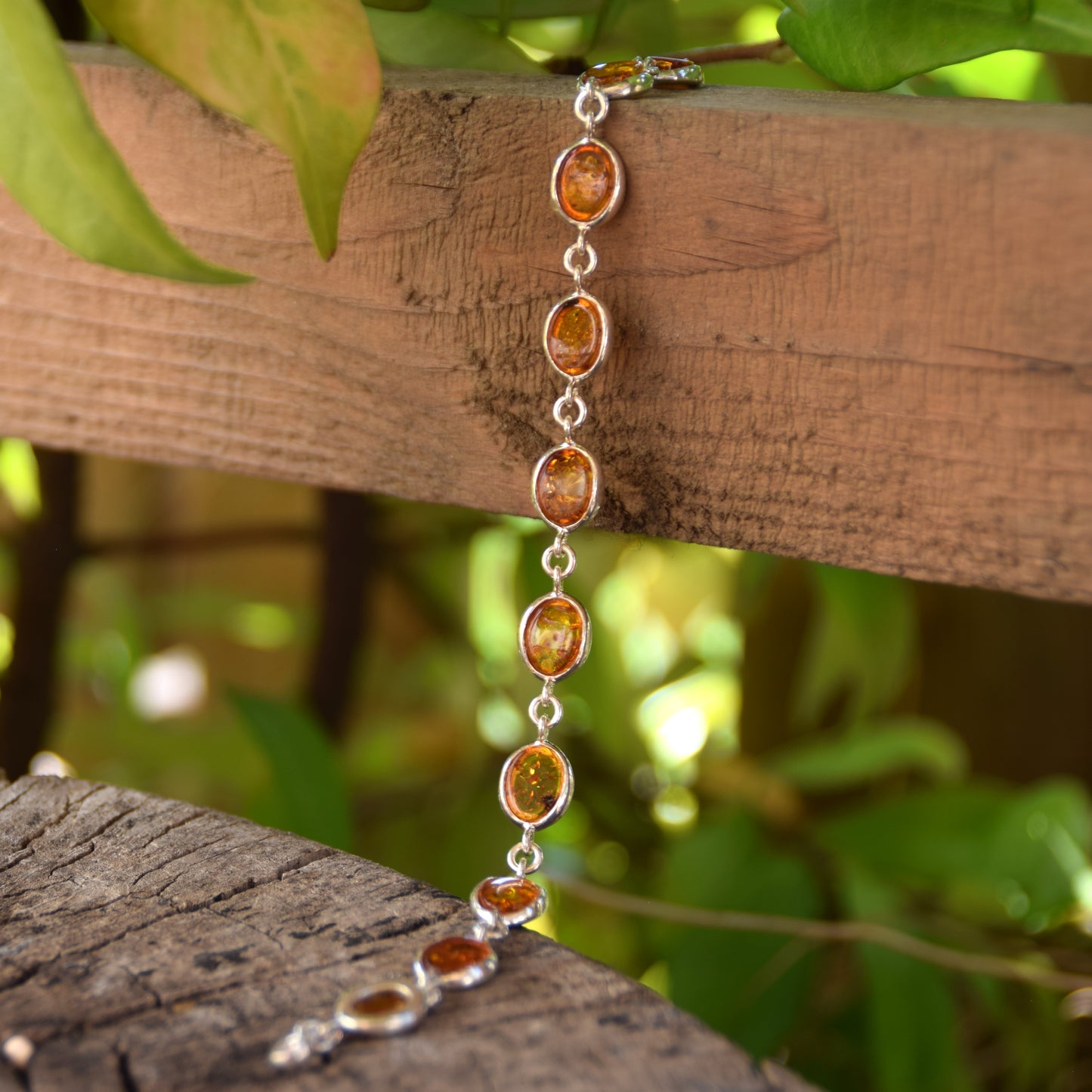 Luminoso bracciale stile essenziale in Ambra naturale color cognac e Argento 925, MJ Baltica, BB042