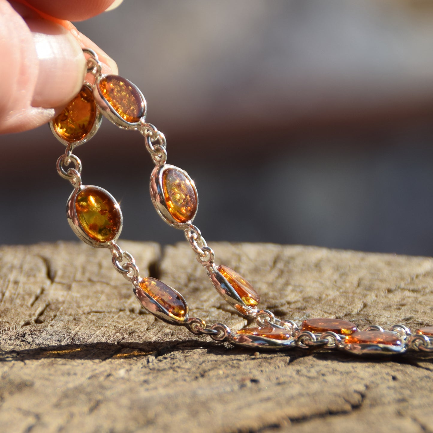 Luminoso bracciale stile essenziale in Ambra naturale color cognac e Argento 925, MJ Baltica, BB042