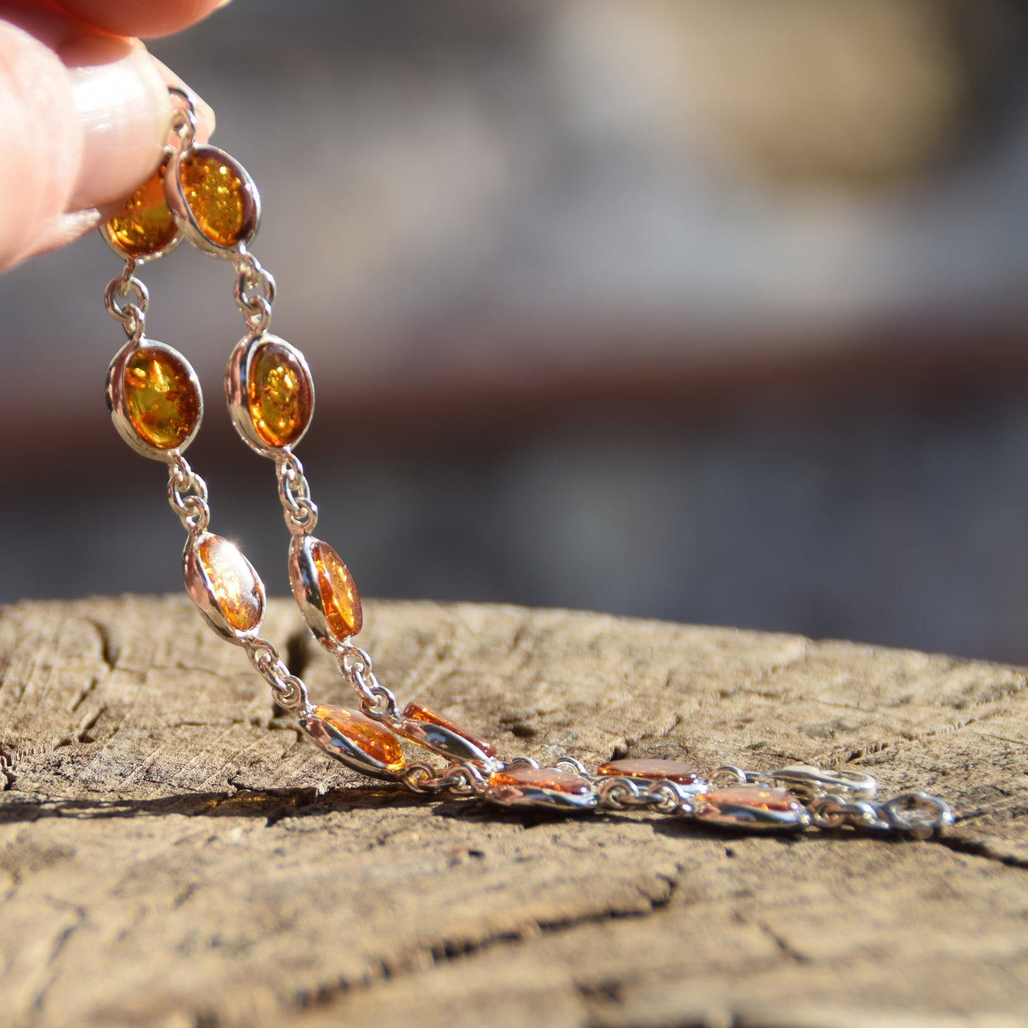 Luminoso bracciale stile essenziale in Ambra naturale color cognac e Argento 925, MJ Baltica, BB042