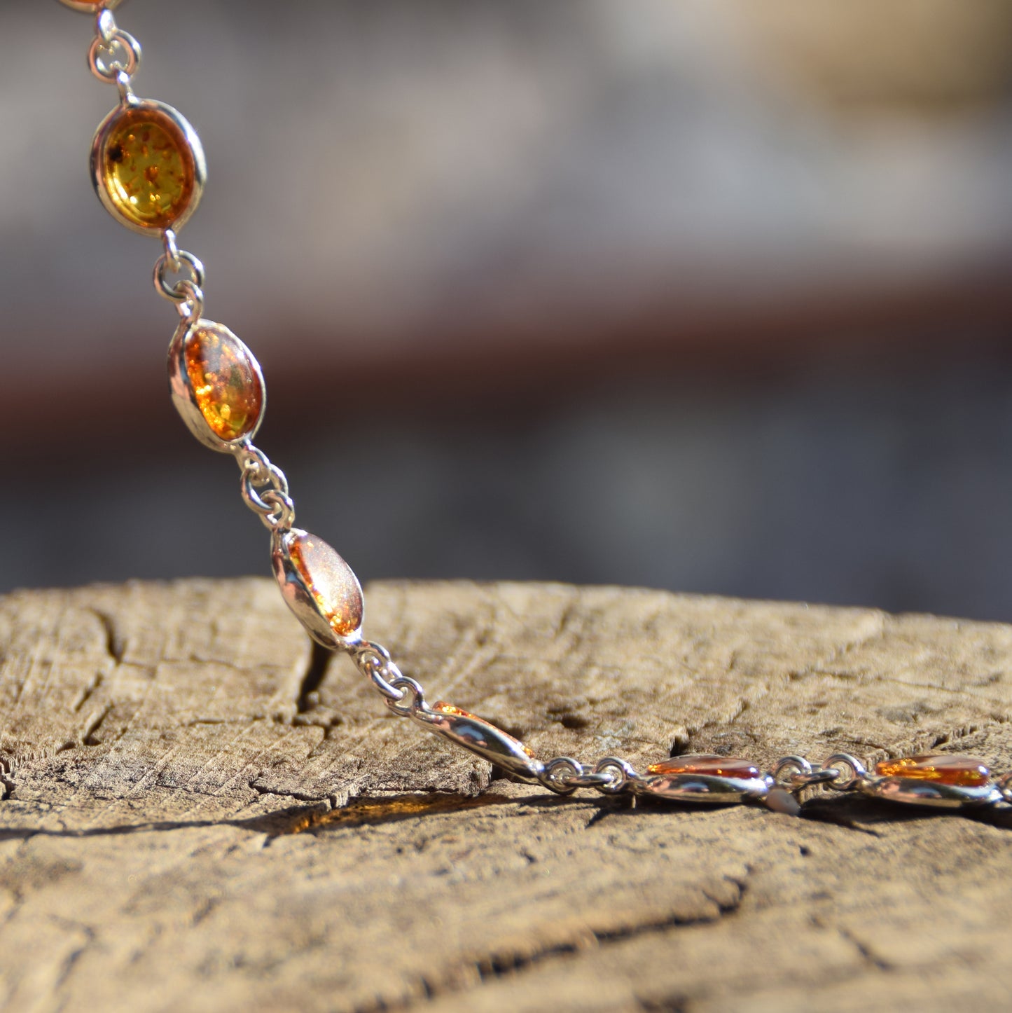 Luminoso bracciale stile essenziale in Ambra naturale color cognac e Argento 925, MJ Baltica, BB042