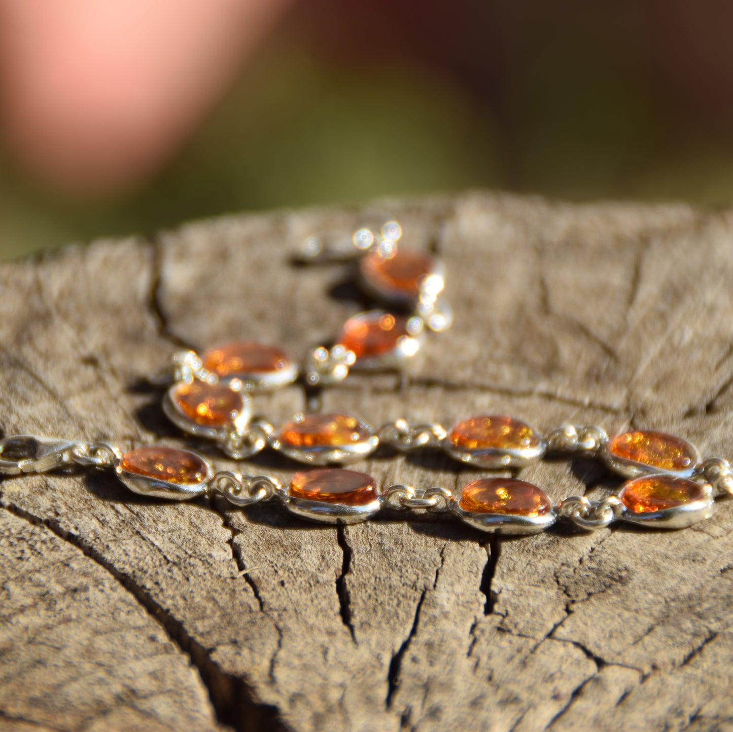 Luminoso bracciale stile essenziale in Ambra naturale color cognac e Argento 925, MJ Baltica, BB042