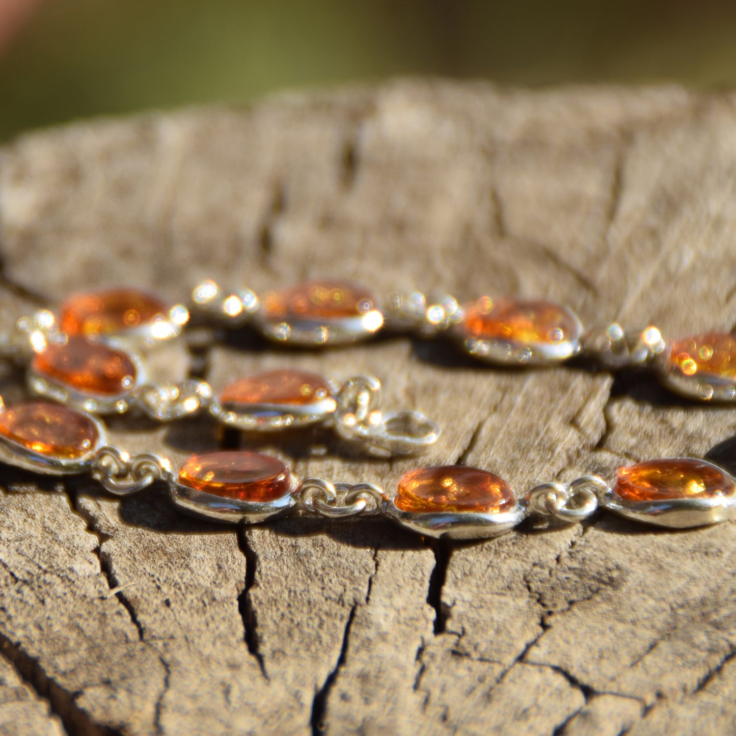 Luminoso bracciale stile essenziale in Ambra naturale color cognac e Argento 925, MJ Baltica, BB042