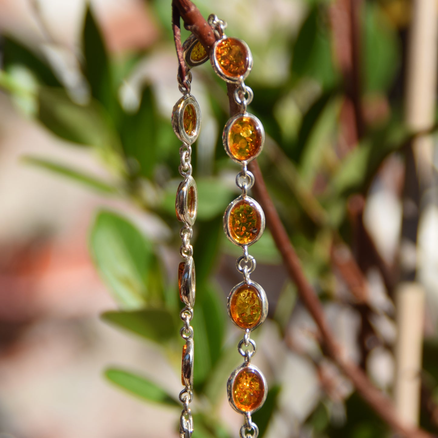 Luminoso bracciale stile essenziale in Ambra naturale color cognac e Argento 925, MJ Baltica, BB042