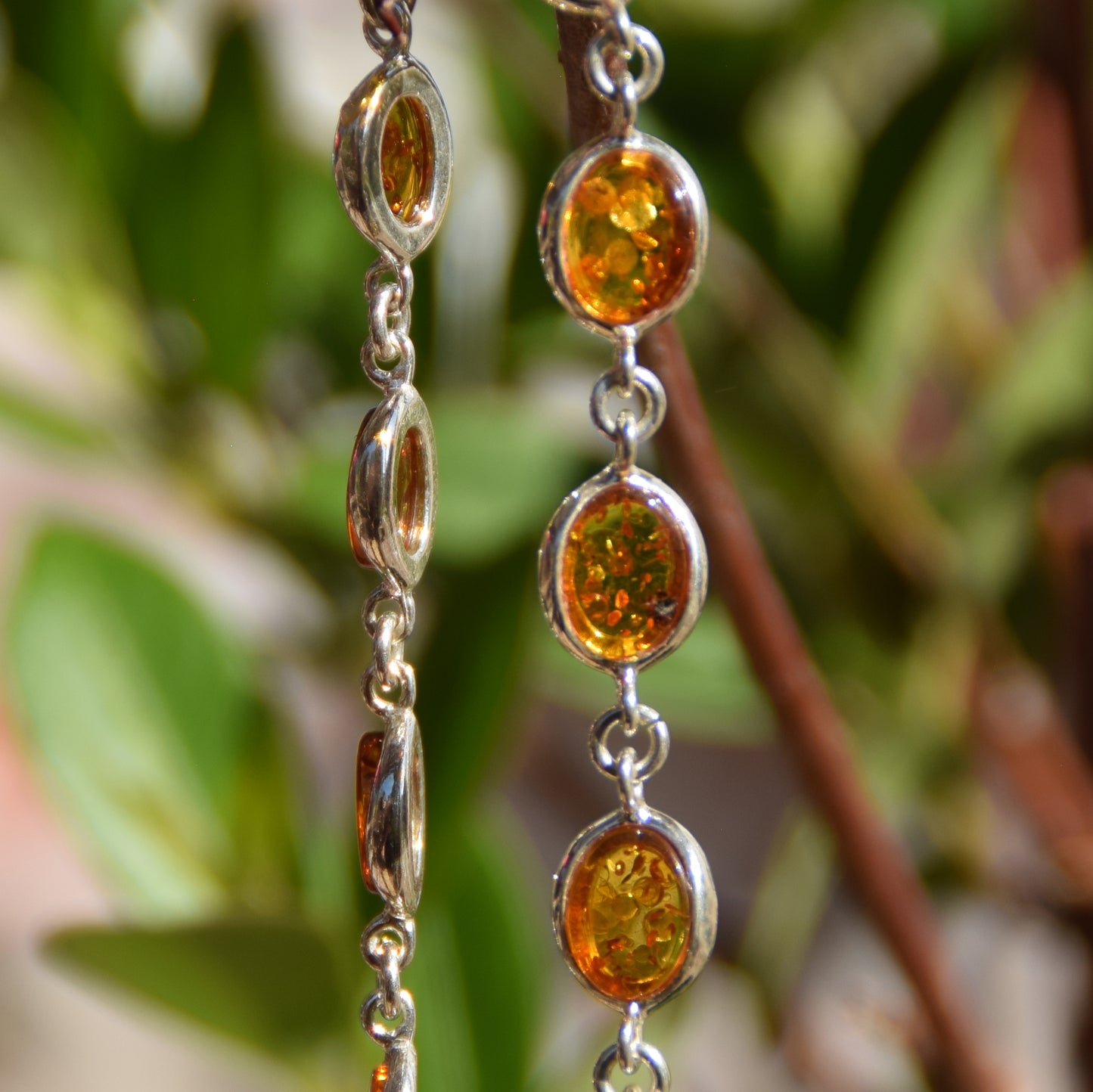 Luminoso bracciale stile essenziale in Ambra naturale color cognac e Argento 925, MJ Baltica, BB042