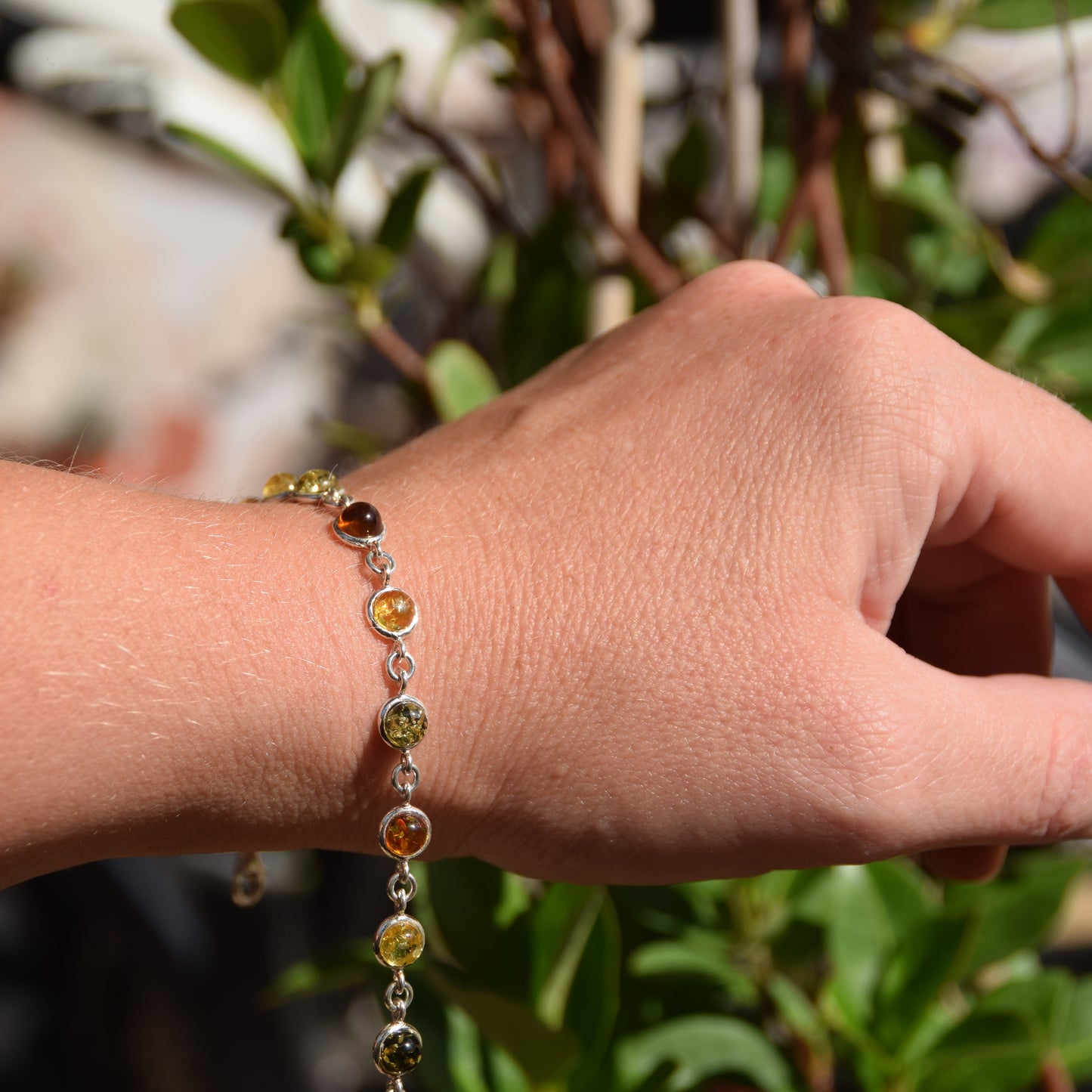 Helles, zartes Armband im schlichten Stil aus Naturbernstein in verschiedenen Farbtönen und 925er Silber, MJ Baltica, BB050