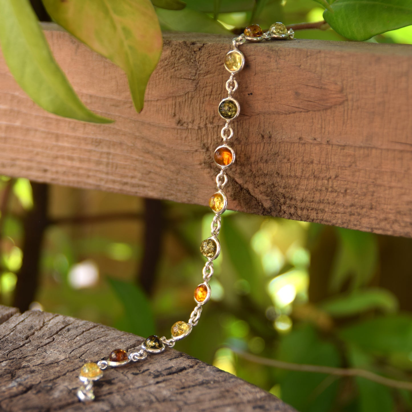 Helles, zartes Armband im schlichten Stil aus Naturbernstein in verschiedenen Farbtönen und 925er Silber, MJ Baltica, BB050