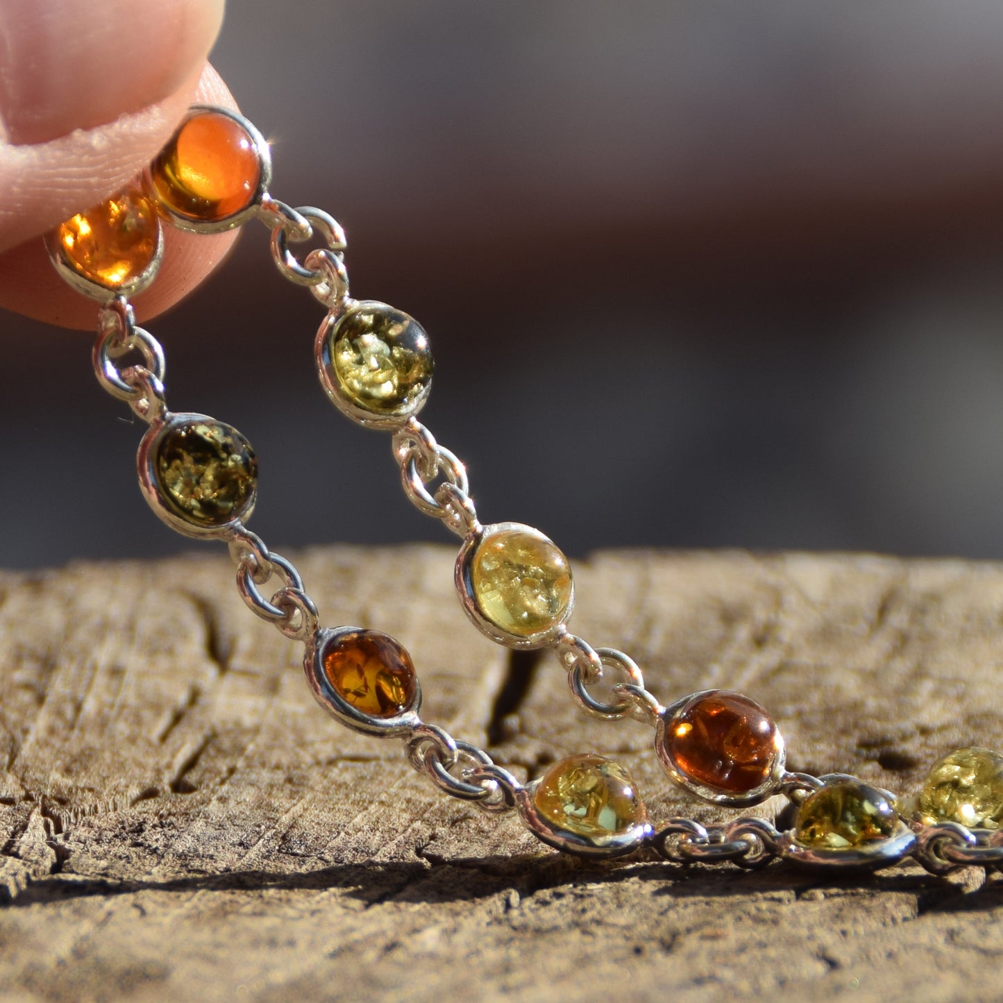 Helles, zartes Armband im schlichten Stil aus Naturbernstein in verschiedenen Farbtönen und 925er Silber, MJ Baltica, BB050