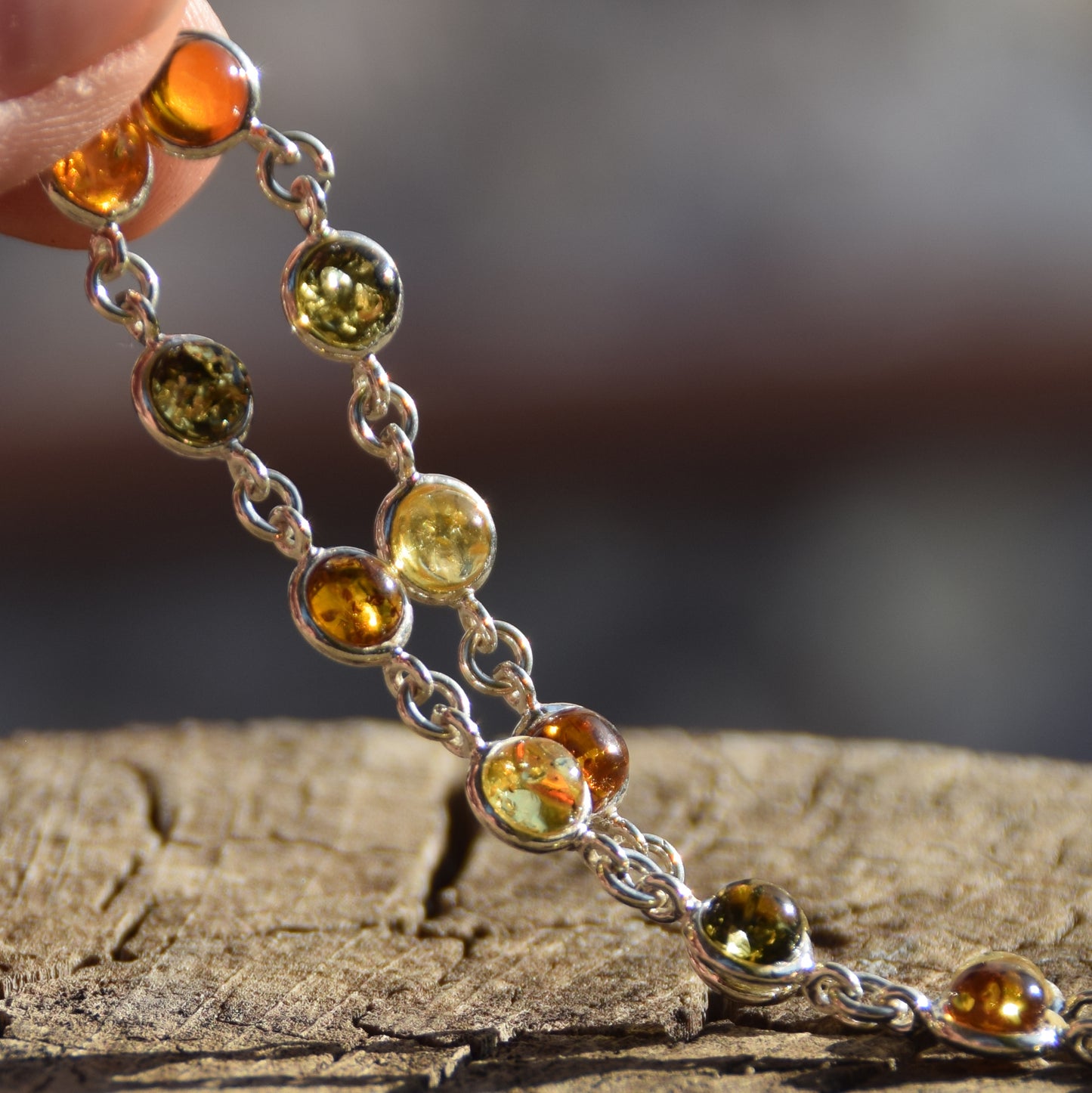 Helles, zartes Armband im schlichten Stil aus Naturbernstein in verschiedenen Farbtönen und 925er Silber, MJ Baltica, BB050