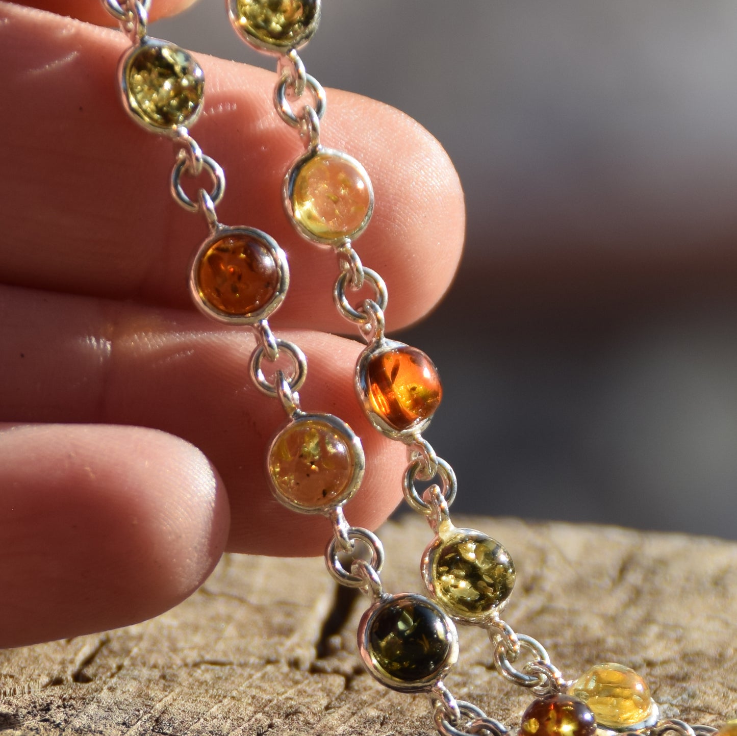 Helles, zartes Armband im schlichten Stil aus Naturbernstein in verschiedenen Farbtönen und 925er Silber, MJ Baltica, BB050