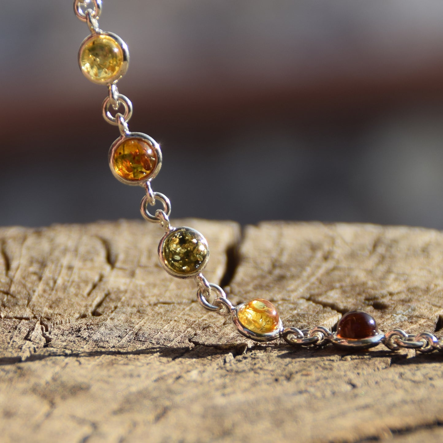 Helles, zartes Armband im schlichten Stil aus Naturbernstein in verschiedenen Farbtönen und 925er Silber, MJ Baltica, BB050