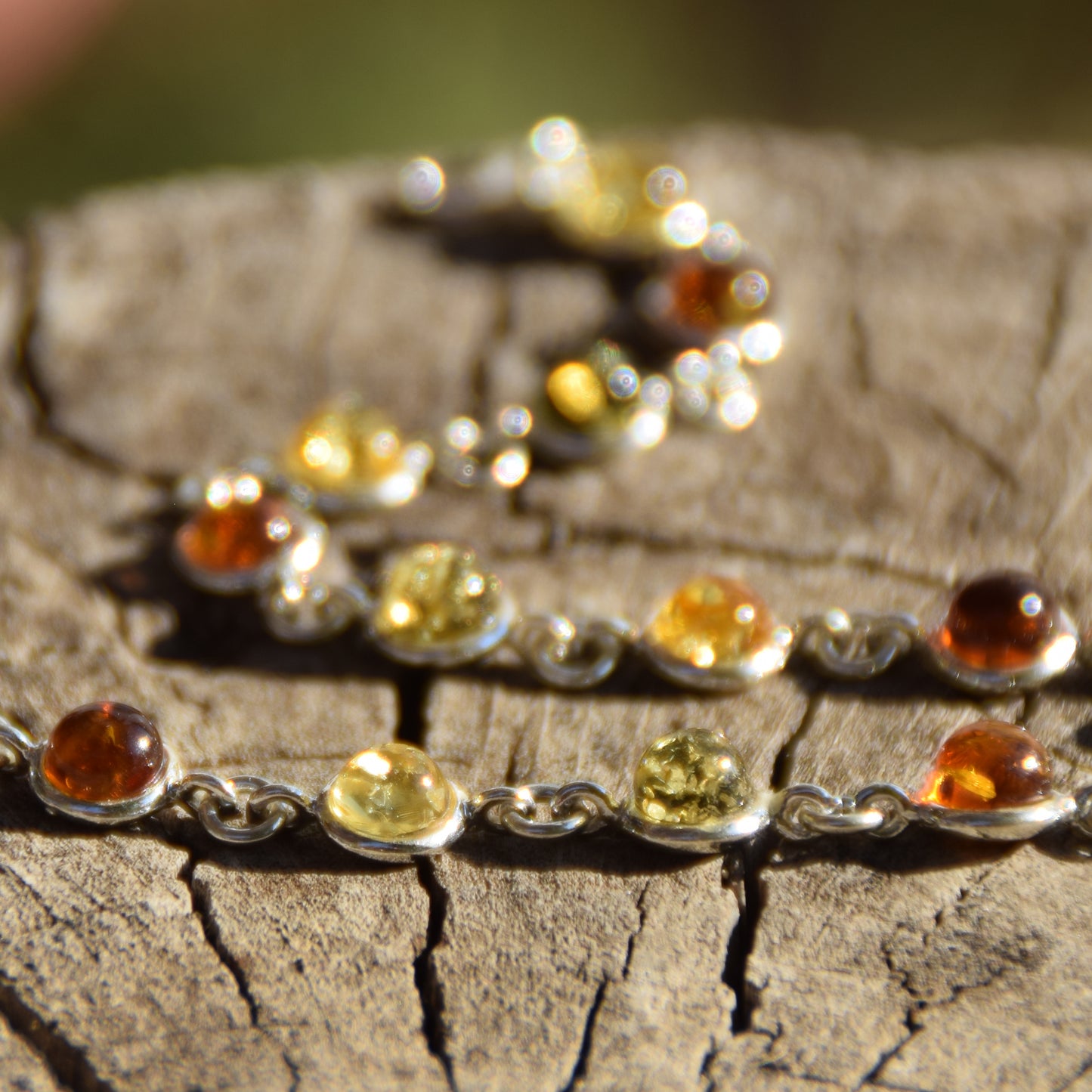 Helles, zartes Armband im schlichten Stil aus Naturbernstein in verschiedenen Farbtönen und 925er Silber, MJ Baltica, BB050