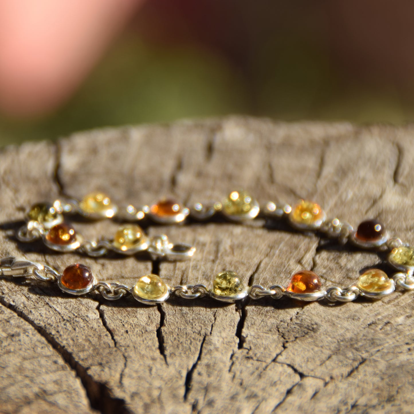 Helles, zartes Armband im schlichten Stil aus Naturbernstein in verschiedenen Farbtönen und 925er Silber, MJ Baltica, BB050