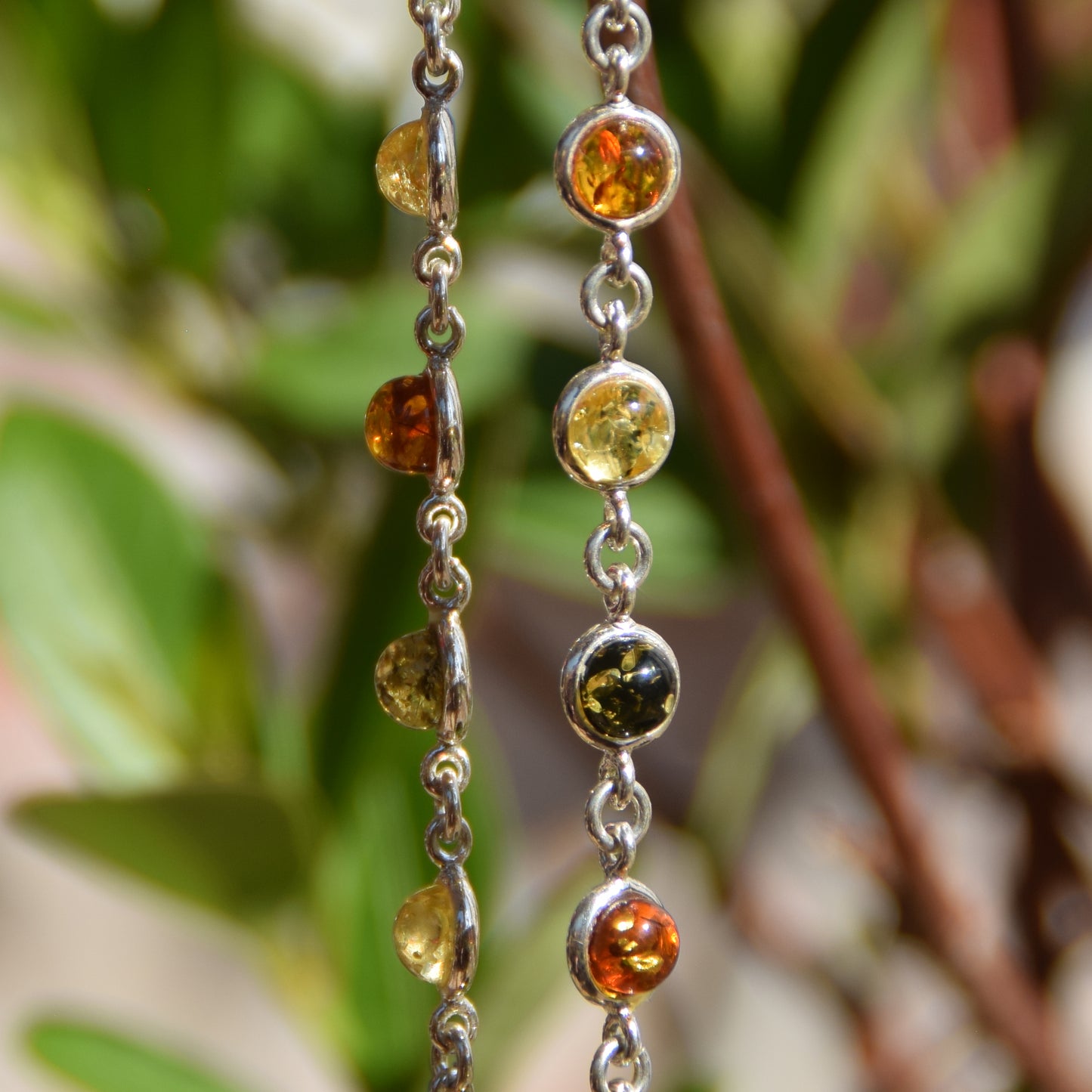 Helles, zartes Armband im schlichten Stil aus Naturbernstein in verschiedenen Farbtönen und 925er Silber, MJ Baltica, BB050