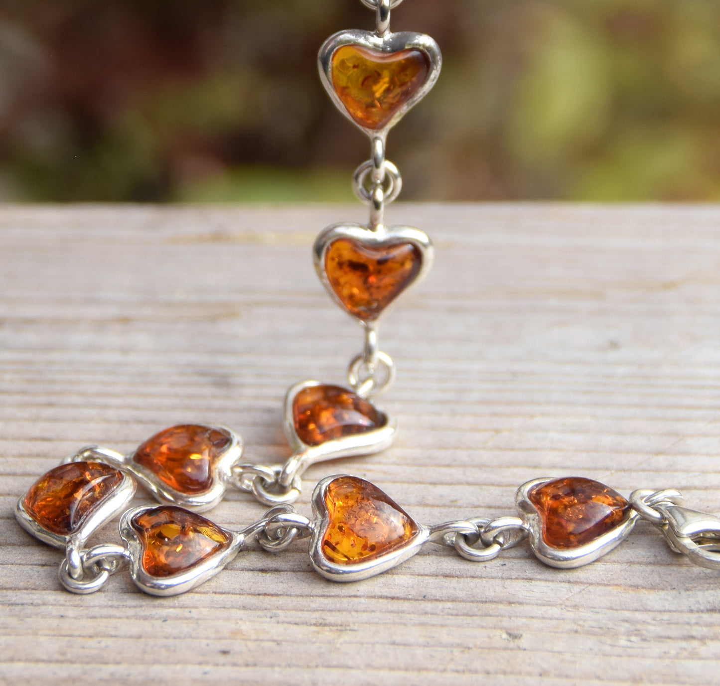 Romantisches Armband mit Herzkette aus cognacfarbenem Naturbernstein und 925er Silber, MJ Baltica, BB051