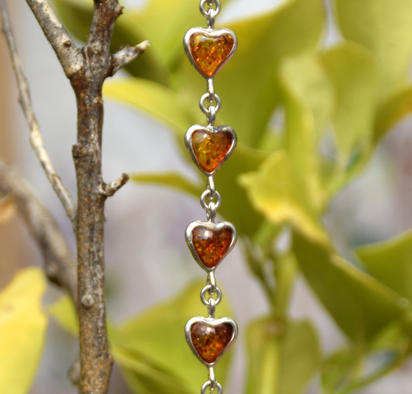 Romantisches Armband mit Herzkette aus cognacfarbenem Naturbernstein und 925er Silber, MJ Baltica, BB051