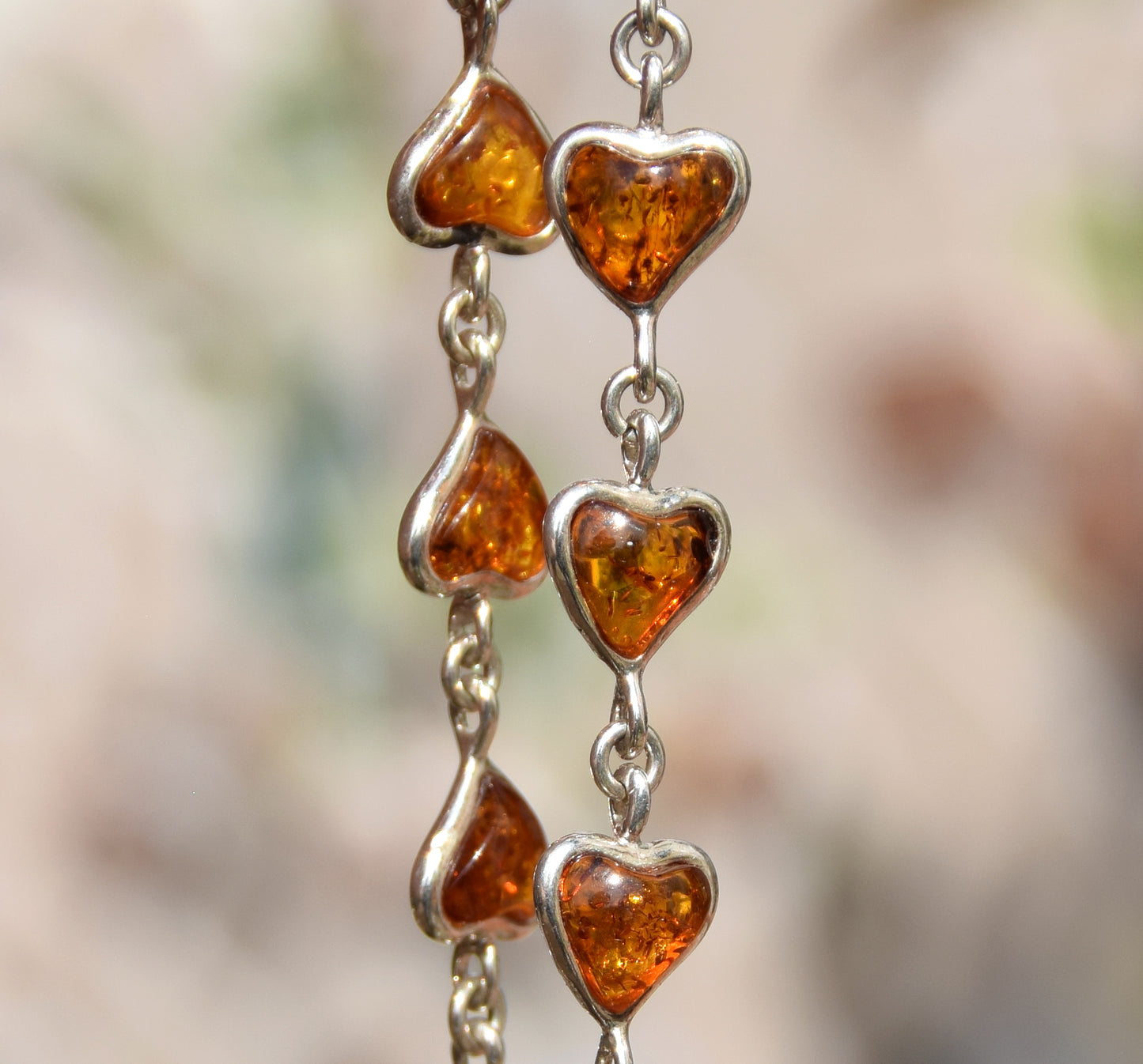 Romantisches Armband mit Herzkette aus cognacfarbenem Naturbernstein und 925er Silber, MJ Baltica, BB051