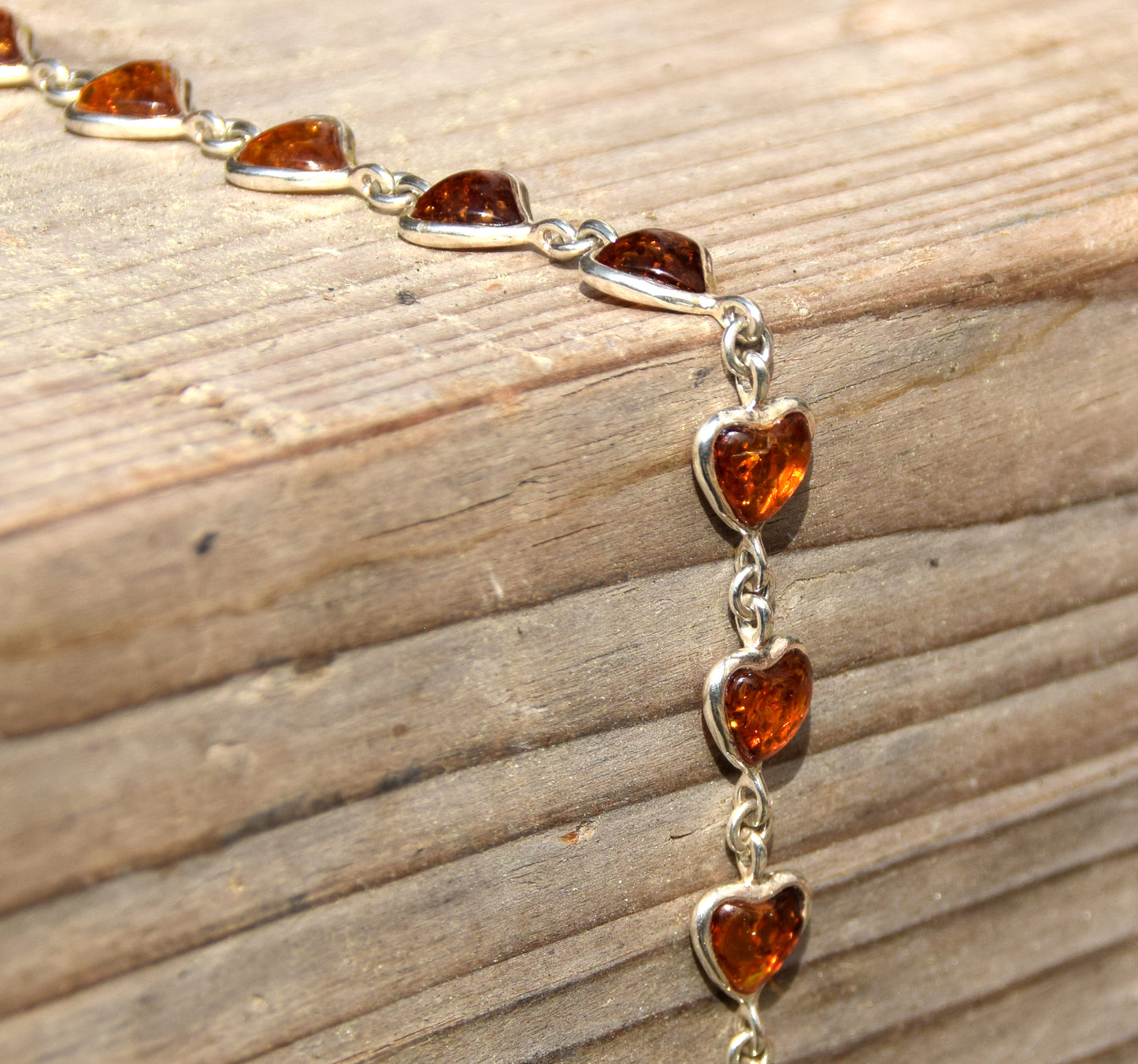 Romantisches Armband mit Herzkette aus cognacfarbenem Naturbernstein und 925er Silber, MJ Baltica, BB051