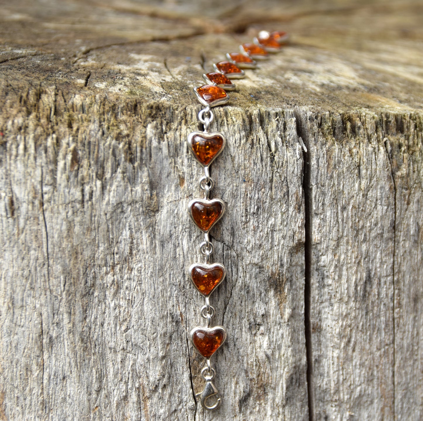 Romantisches Armband mit Herzkette aus cognacfarbenem Naturbernstein und 925er Silber, MJ Baltica, BB051