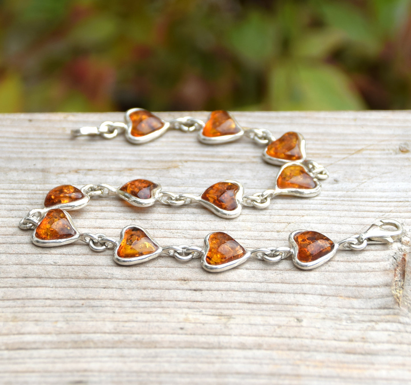 Romantisches Armband mit Herzkette aus cognacfarbenem Naturbernstein und 925er Silber, MJ Baltica, BB051