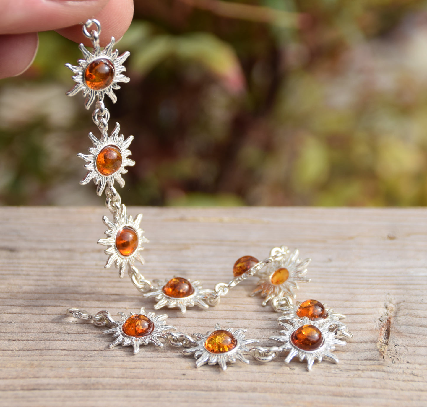 Bracciale con i soli splendente di luce creato con Ambra naturale color cognac e Argento 925, MJ Baltica, BB058