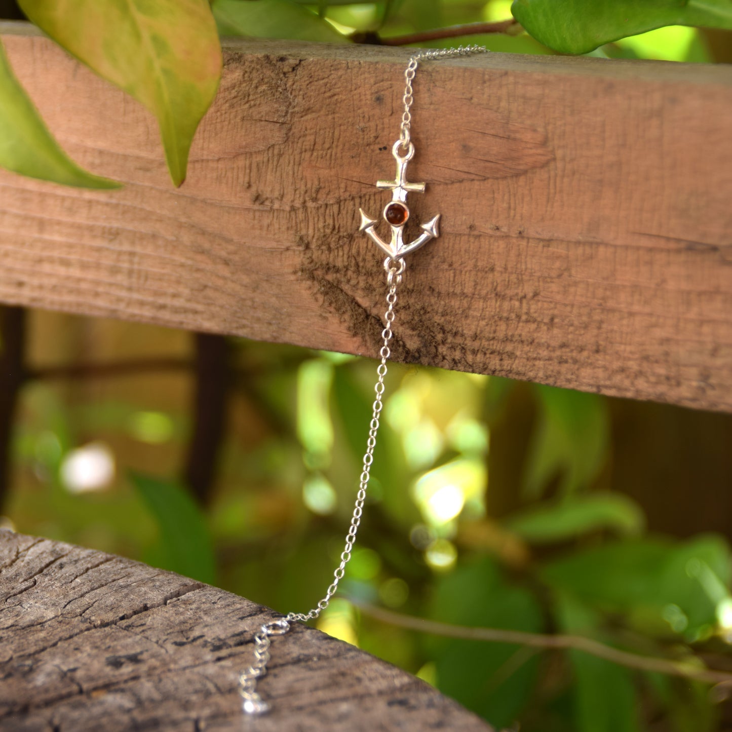 Delicato bracciale in stile marino creato con Ambra naturale color cognac e Argento 925, MJ Baltica, BB070