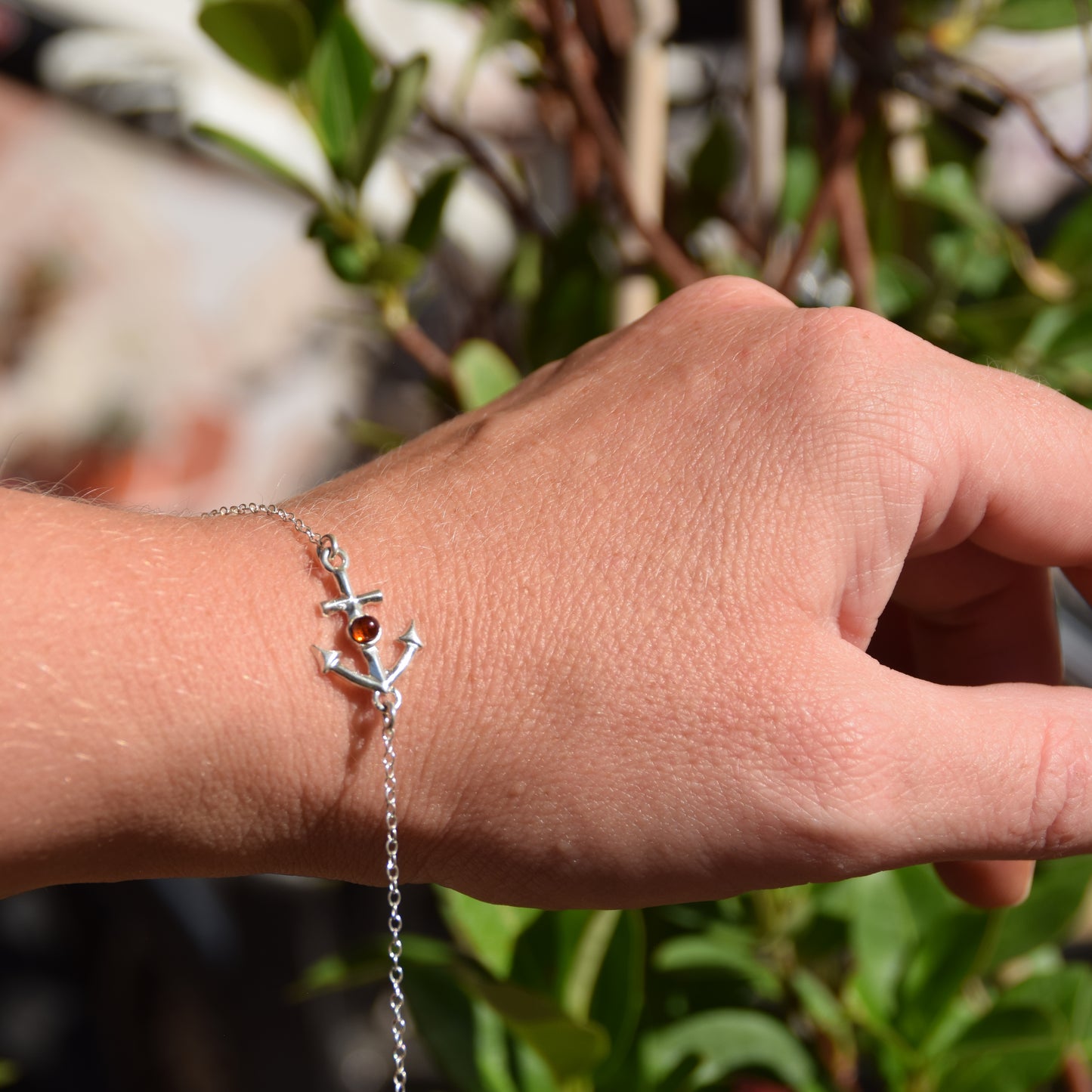 Delicato bracciale in stile marino creato con Ambra naturale color cognac e Argento 925, MJ Baltica, BB070