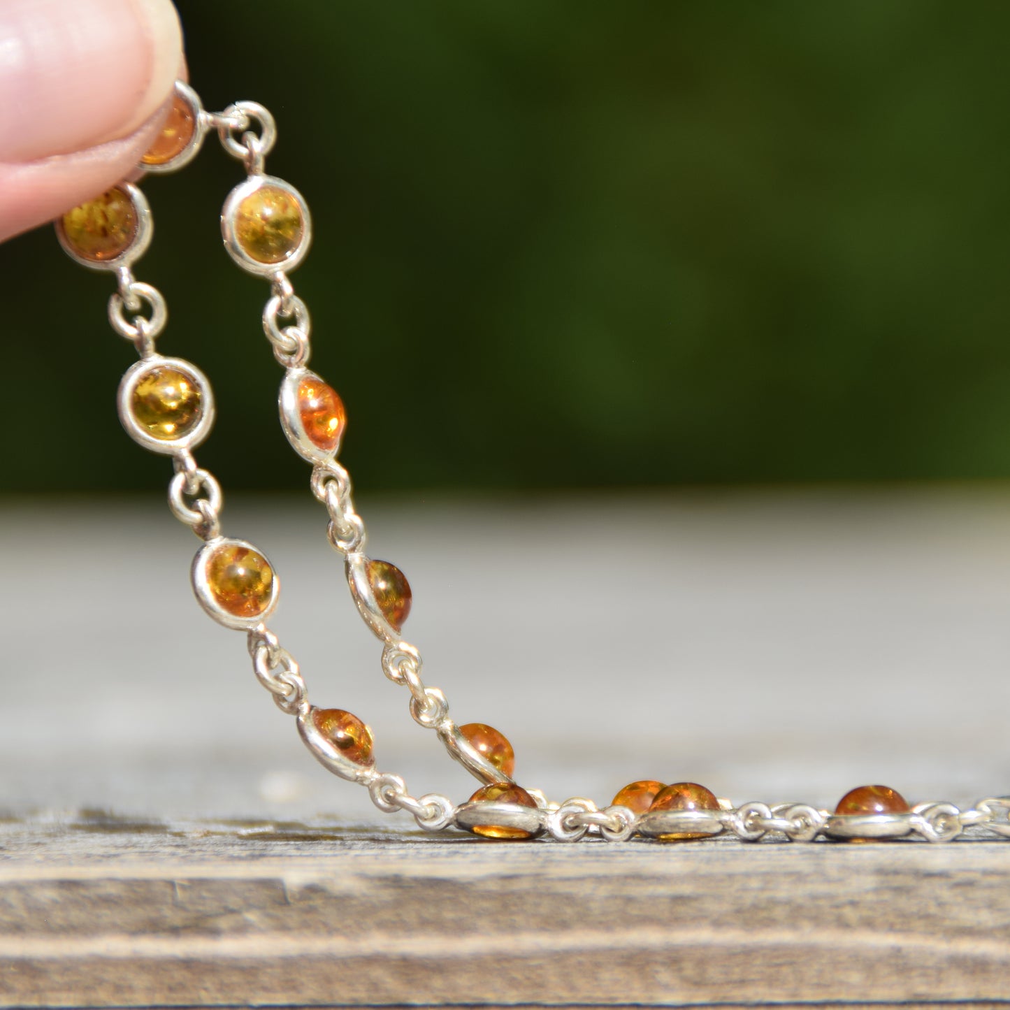 Delicato bracciale regolabile creato con Ambra naturale color cognac e Argento 925, MJ Baltica, BB099