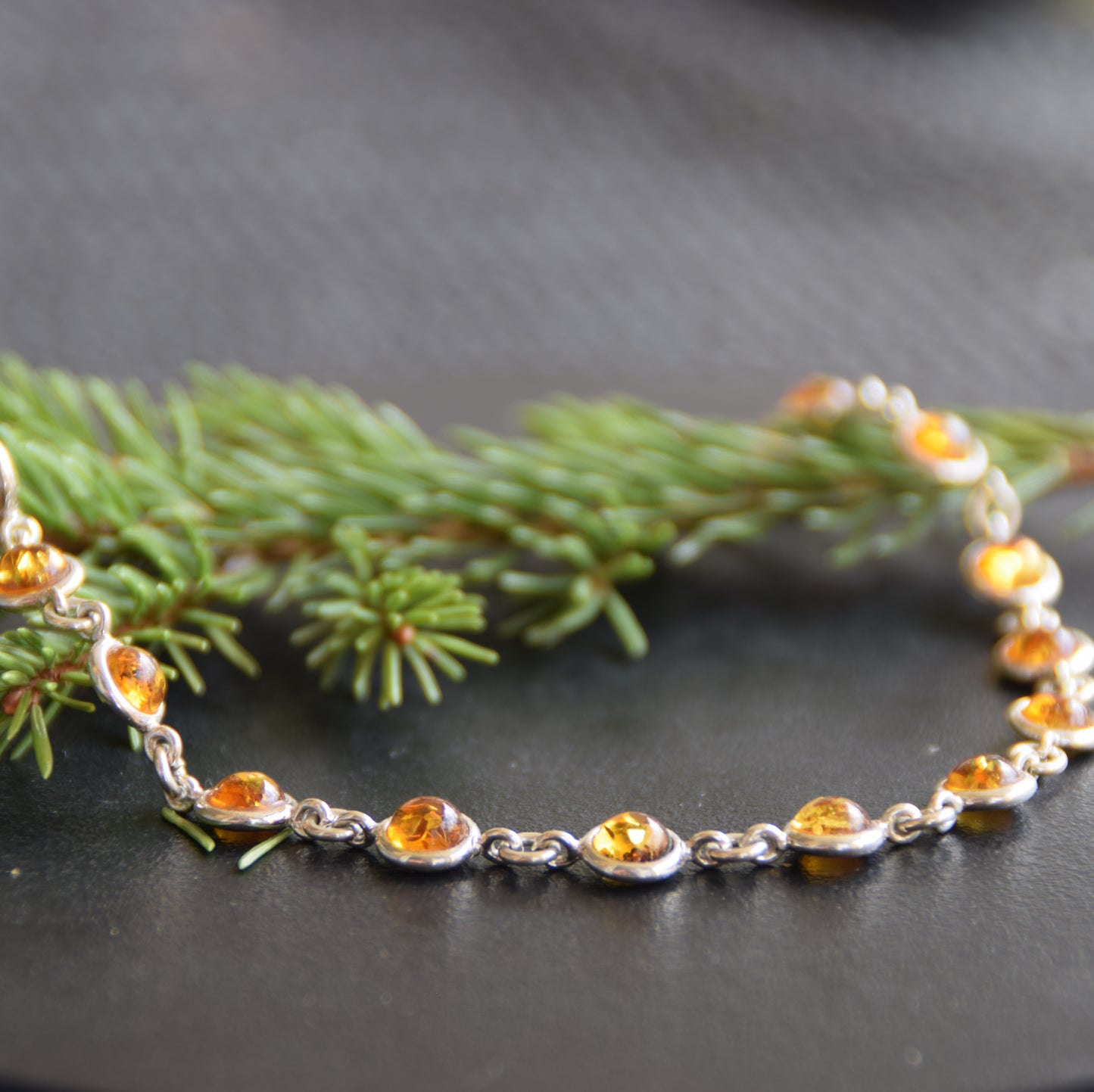 Delicato bracciale regolabile creato con Ambra naturale color cognac e Argento 925, MJ Baltica, BB099