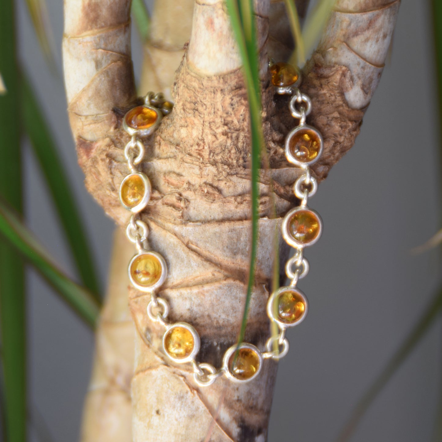 Delicato bracciale regolabile creato con Ambra naturale color cognac e Argento 925, MJ Baltica, BB099