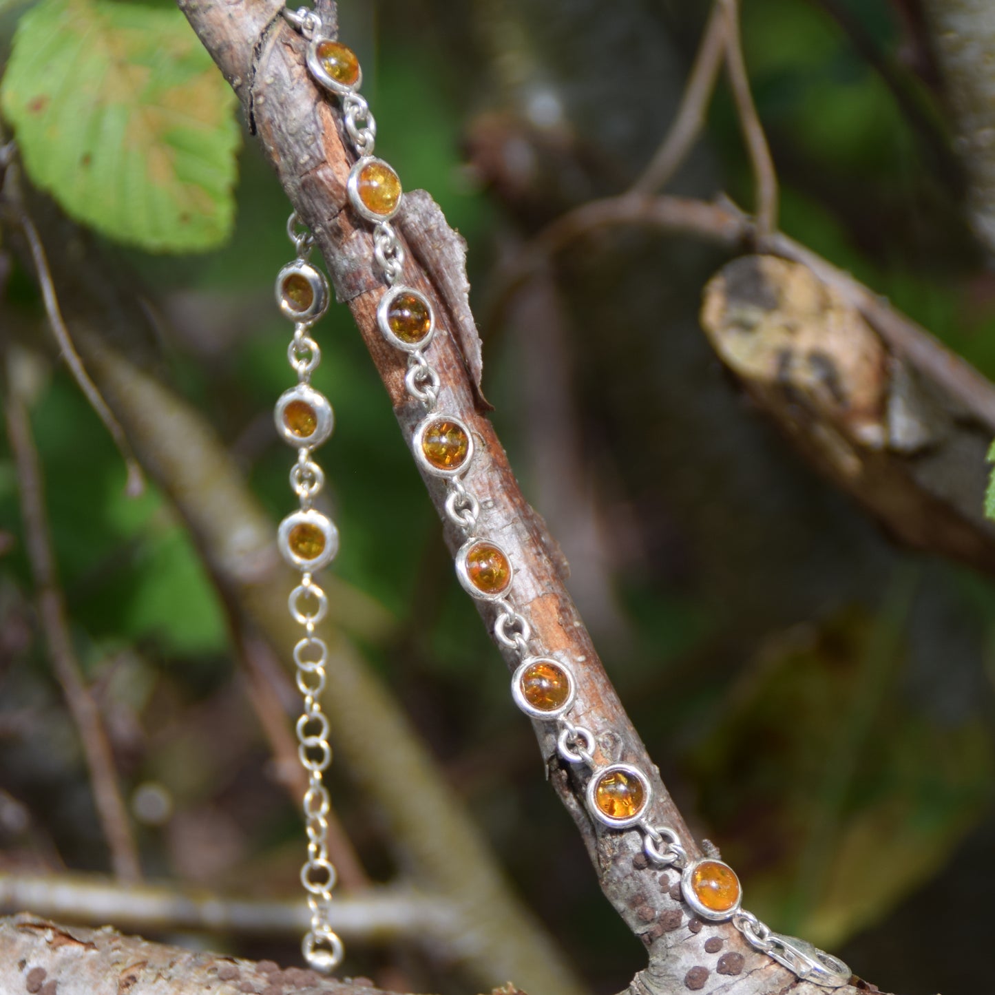 Delicato bracciale regolabile creato con Ambra naturale color cognac e Argento 925, MJ Baltica, BB099